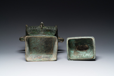Grand vase couvert archa&iuml;que en bronze, 'fanglei', Chine, Ming