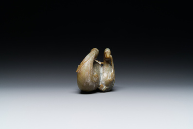 Een Chinese celadon jade groep van twee mandarijneenden, Ming