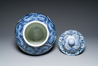 Een paar Japanse Imari dekselvazen en een grote blauw-witte Arita vaas, Edo, 17/18e eeuw
