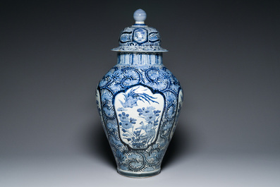Een paar Japanse Imari dekselvazen en een grote blauw-witte Arita vaas, Edo, 17/18e eeuw