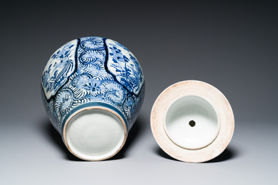 Een paar Japanse Imari dekselvazen en een grote blauw-witte Arita vaas, Edo, 17/18e eeuw