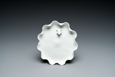 Een Chinese Dehua blanc de Chine penselenwasser met een kikker op lotusblad op houten sokkel, Kangxi/Yongzheng