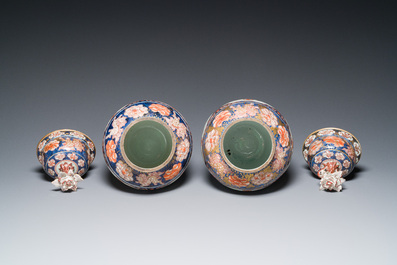Een paar Japanse Imari dekselvazen en een grote blauw-witte Arita vaas, Edo, 17/18e eeuw