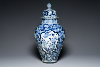 Een paar Japanse Imari dekselvazen en een grote blauw-witte Arita vaas, Edo, 17/18e eeuw