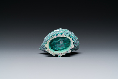 Een Chinese schelpvormige waterpot met robin's-egg glazuur, Qianlong