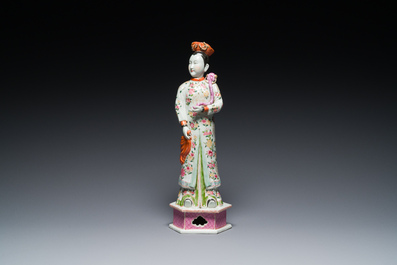 Een grote Chinese famille rose figuur met beweegbaar hoofd, 19/20e eeuw
