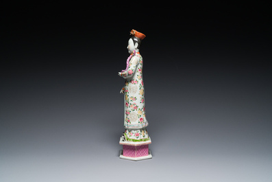 Een grote Chinese famille rose figuur met beweegbaar hoofd, 19/20e eeuw