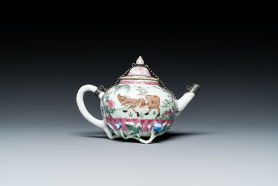 Een Chinese famille rose theepot, vier koppen en drie schotels, Yongzheng