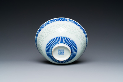 Een Chinese blauw-witte kom met rijstkorrel decor, Qianlong merk en periode