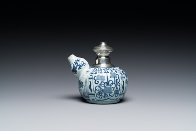 Kendi en fa&iuml;ence de Delft en bleu et blanc &agrave; monture en argent, fin du 17&egrave;me