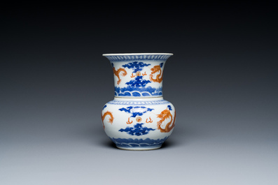 Een Chinese blauw-witte en ijzerrode wijnkom en warmer met draken tussen de wolken, Daoguang merk en periode