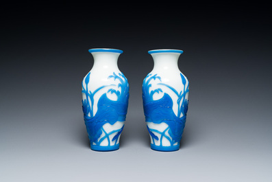 Paire de vases en verre overlay de P&eacute;kin &agrave; d&eacute;cor de canards mandarins en bleu sur blanc, Chine, 19/20&egrave;me