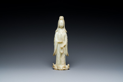 Een Chinese celadon jade sculptuur van Guanyin, Qing