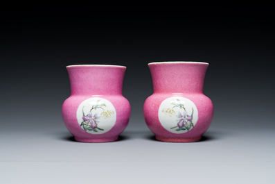 Paire de crachoirs en porcelaine de Chine famille rose, 'zhadou', marque de Hongxian, R&eacute;publique