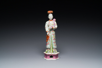 Een grote Chinese famille rose figuur met beweegbaar hoofd, 19/20e eeuw