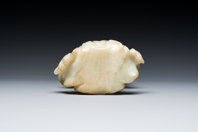 Een Chinese celadon jade sculptuur van Guanyin, Qing