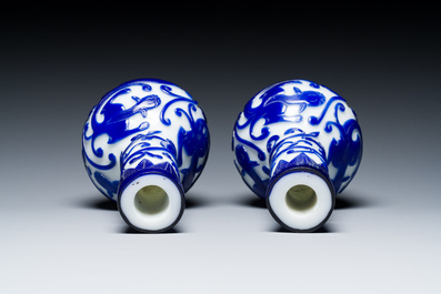 Paire de vases de forme bouteille en verre overlay de P&eacute;kin &agrave; d&eacute;cor de chilongs en bleu sur blanc, Chine, 19&egrave;me