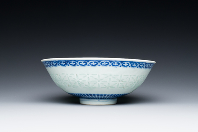 Een Chinese blauw-witte kom met rijstkorrel decor, Qianlong merk en periode