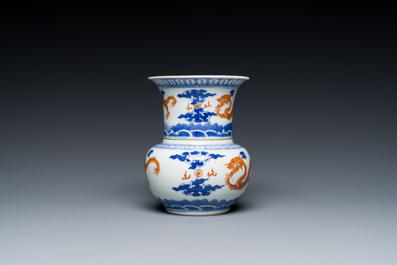 Een Chinese blauw-witte en ijzerrode wijnkom en warmer met draken tussen de wolken, Daoguang merk en periode