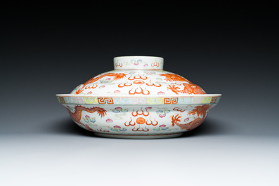 Bol couvert en porcelaine de Chine famille rose, marque de sceau Xiao Liu Xiang Guan 小留香館, 19/20&egrave;me