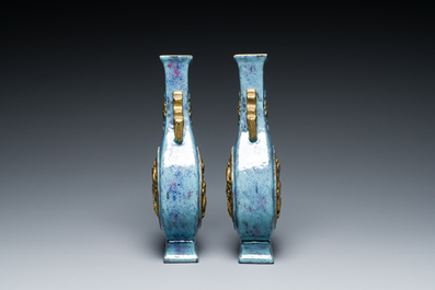 Paire de vases en porcelaine de Chine &agrave; &eacute;mail flamb&eacute; aux medaillons aux dragons dor&eacute;s, marque de Qianlong, 19&egrave;me