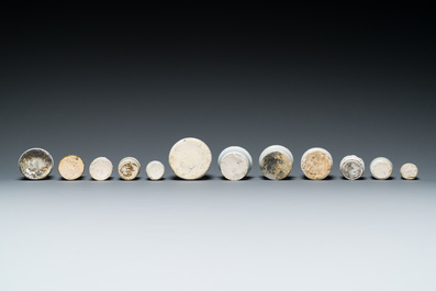 Douze pots &agrave; onguent et albarelli miniatures en fa&iuml;ence blanche de Delft, 17&egrave;me