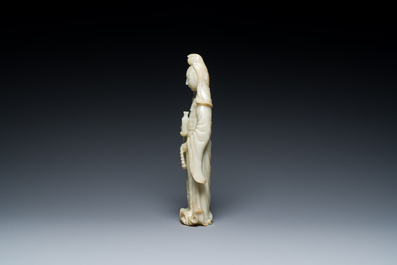 Een Chinese celadon jade sculptuur van Guanyin, Qing