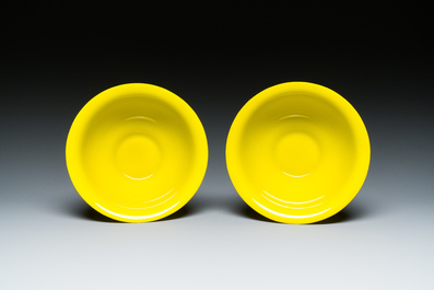 Paire de bols en verre jaune de P&eacute;kin &agrave; d&eacute;cor floral, Chine, 19/20&egrave;me