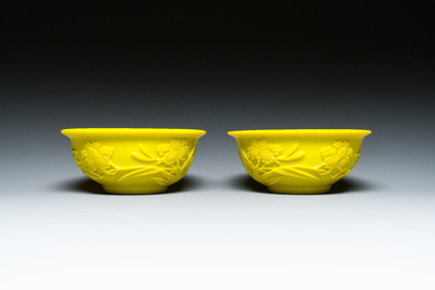 Paire de bols en verre jaune de P&eacute;kin &agrave; d&eacute;cor floral, Chine, 19/20&egrave;me