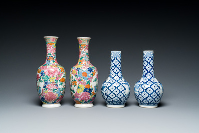 Twee paar Chinese blauw-witte en famille rose vazen, 19/20e eeuw