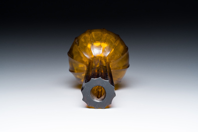 Rare vase de forme bouteille en verre de P&eacute;kin de couleur ambre translucide, Chine, marque et &eacute;poque de Qianlong