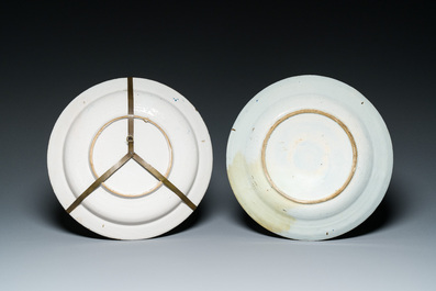 Een diverse collectie blauw-wit en wit Delfts aardewerk, 18e eeuw