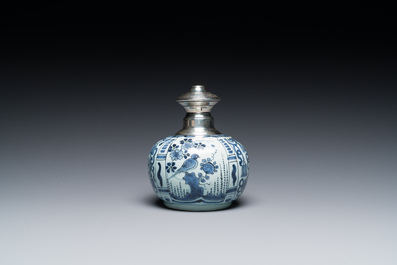 Kendi en fa&iuml;ence de Delft en bleu et blanc &agrave; monture en argent, fin du 17&egrave;me