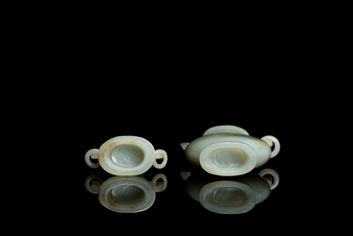Een Chinees dekselvaasje in celadon jade, 19/20e eeuw