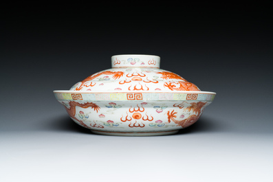 Bol couvert en porcelaine de Chine famille rose, marque de sceau Xiao Liu Xiang Guan 小留香館, 19/20&egrave;me