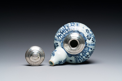 Kendi en fa&iuml;ence de Delft en bleu et blanc &agrave; monture en argent, fin du 17&egrave;me