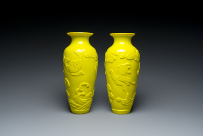 Een paar Chinese vazen met decor van vissen in geel Peking glas, Republiek