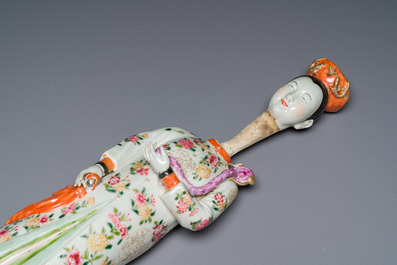 Een grote Chinese famille rose figuur met beweegbaar hoofd, 19/20e eeuw