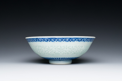 Een Chinese blauw-witte kom met rijstkorrel decor, Qianlong merk en periode