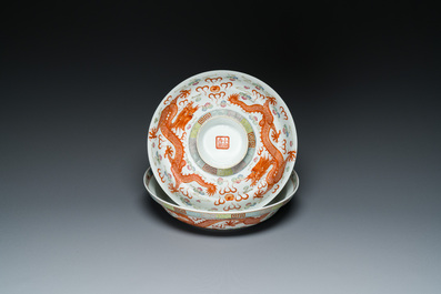 Bol couvert en porcelaine de Chine famille rose, marque de sceau Xiao Liu Xiang Guan 小留香館, 19/20&egrave;me