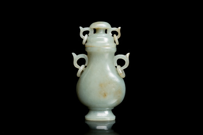 Een Chinees dekselvaasje in celadon jade, 19/20e eeuw