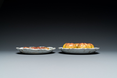 Twee trompe-l'oeil borden met appels in polychroom Frans aardewerk, 19e eeuw