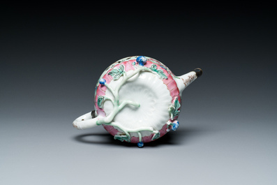 Een Chinese famille rose theepot, vier koppen en drie schotels, Yongzheng