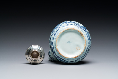 Kendi en fa&iuml;ence de Delft en bleu et blanc &agrave; monture en argent, fin du 17&egrave;me