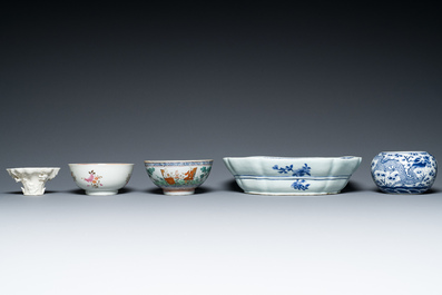 A varied collection of Chinese porcelain, 18/19th C.