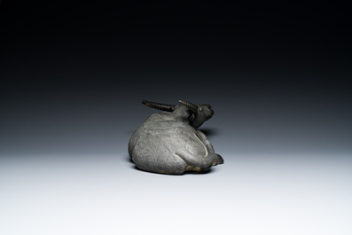 Een grote Chinese grisaille sculptuur van een liggende buffel op houten sokkel, 18/19e eeuw