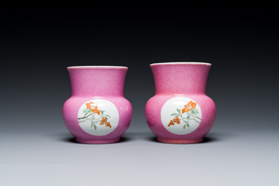 Paire de crachoirs en porcelaine de Chine famille rose, 'zhadou', marque de Hongxian, R&eacute;publique