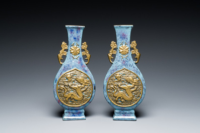 Paire de vases en porcelaine de Chine &agrave; &eacute;mail flamb&eacute; aux medaillons aux dragons dor&eacute;s, marque de Qianlong, 19&egrave;me