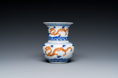 Een Chinese blauw-witte en ijzerrode wijnkom en warmer met draken tussen de wolken, Daoguang merk en periode