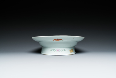 Plat de forme ovale sur talon en porcelaine de Chine &agrave; d&eacute;cor d'anniversaire sur fond jaune, marque et &eacute;poque de Guangxu
